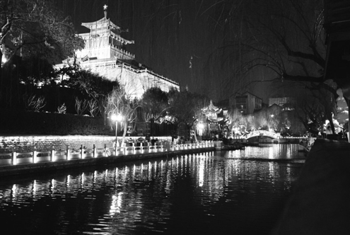 秋日夜晚的泉城灯火璀璨 新华社发